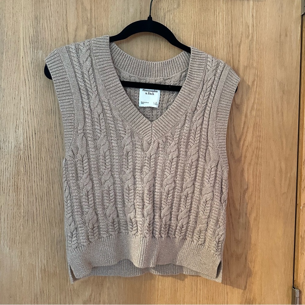 Abercrombie & Fitch Women's Beige Cable Knit V-Neck Sweater